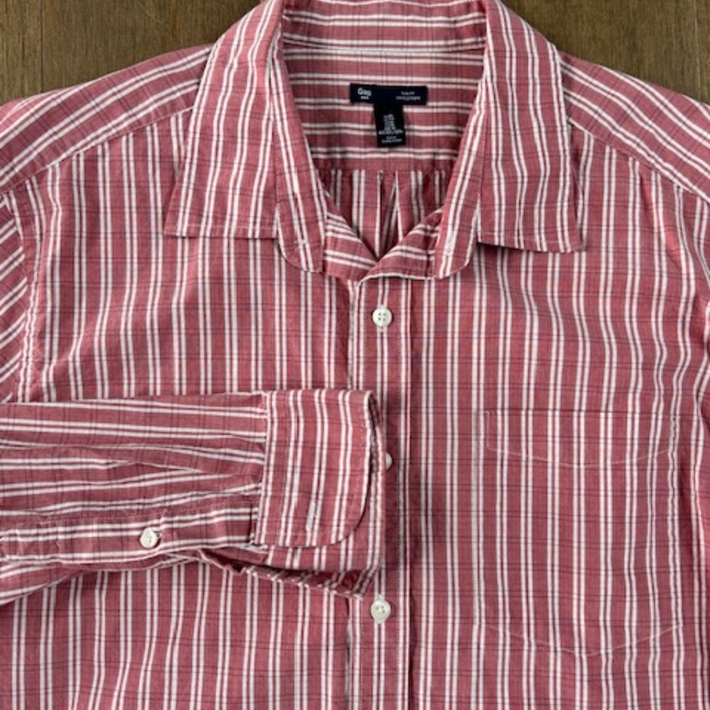 MENS STRIPED SHIRT BY GAP. SLIM FIT , SIZE XL, red and white